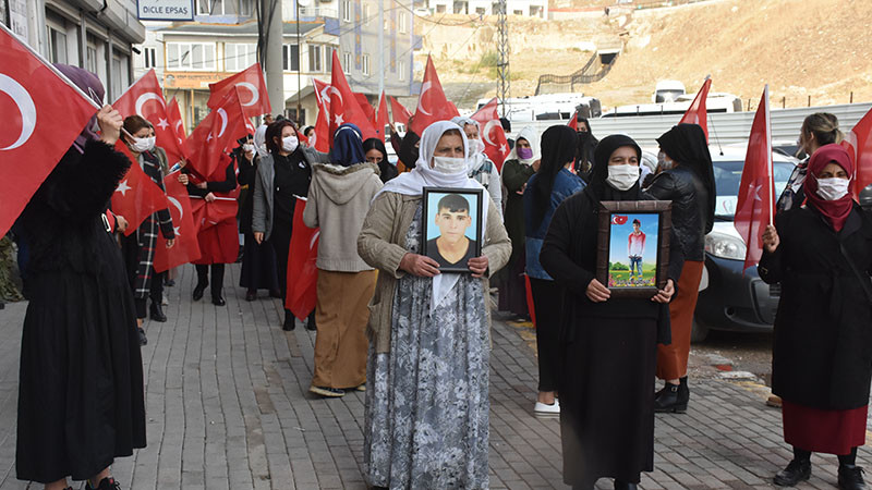 Şırnak'ta terör mağduru aileler HDP İl Başkanlığı binası önünde eylem yaptı - Resim: 2