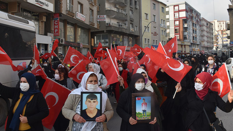 Şırnak'ta terör mağduru aileler HDP İl Başkanlığı binası önünde eylem yaptı - Resim: 3