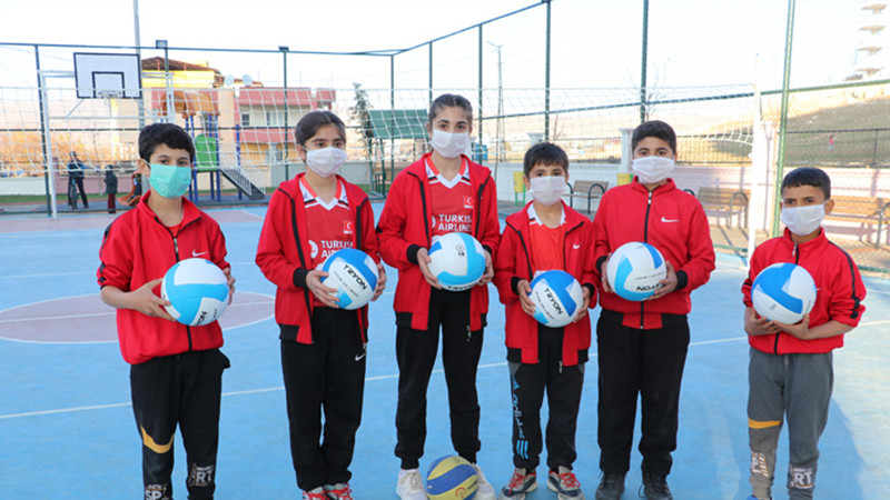 Lastiklerden yaptıkları sahada voleybol oynayan çocuklar yeni tesislerine kavuştu - Resim: 1