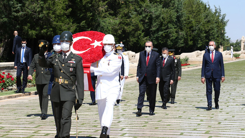 Cumhurbaşkanı Erdoğan, YAŞ üyeleriyle birlikte Anıtkabir’i ziyaret etti - Resim: 1