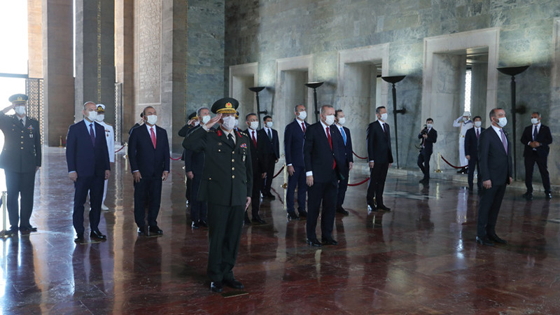 Cumhurbaşkanı Erdoğan, YAŞ üyeleriyle birlikte Anıtkabir’i ziyaret etti - Resim: 2