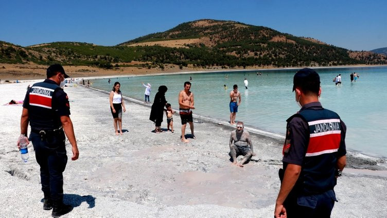 Salda Gölü'nde istenmeyen manzaralar: Derin çukurlar oluştu - Resim: 1