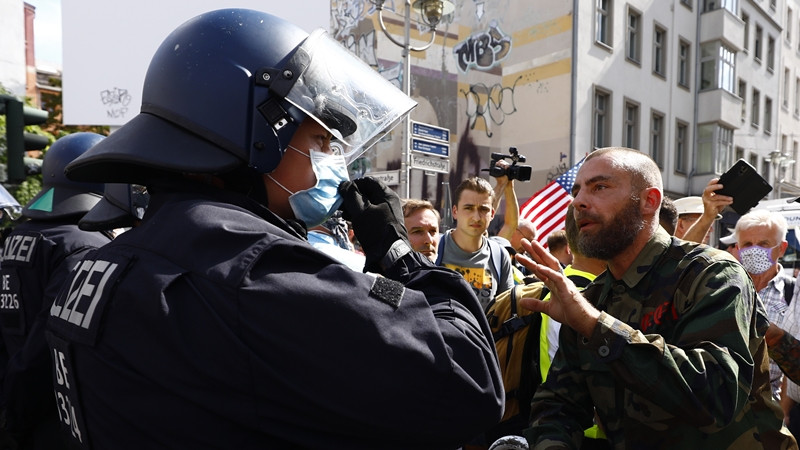 Almanya'da Kovid-19 önlemlerine karşı protesto gösterisine polis müdahale etti - Resim: 2