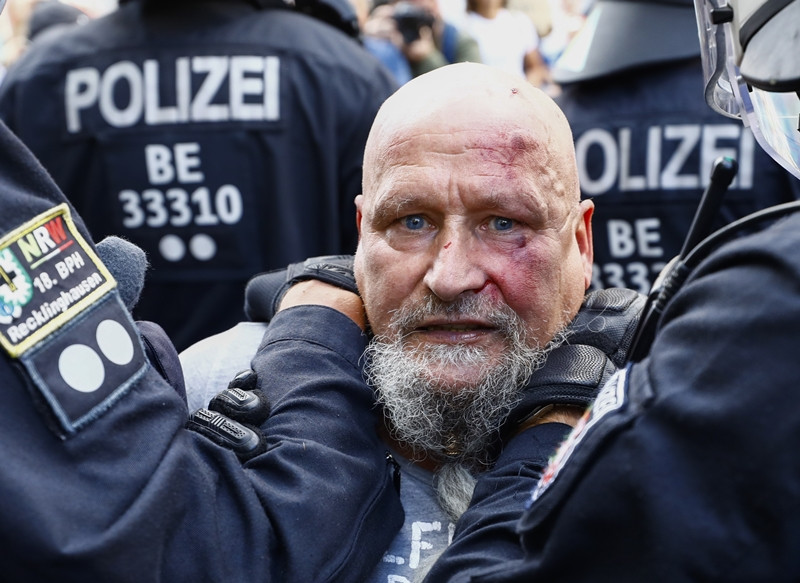 Almanya'da Kovid-19 önlemlerine karşı protesto gösterisine polis müdahale etti - Resim: 3