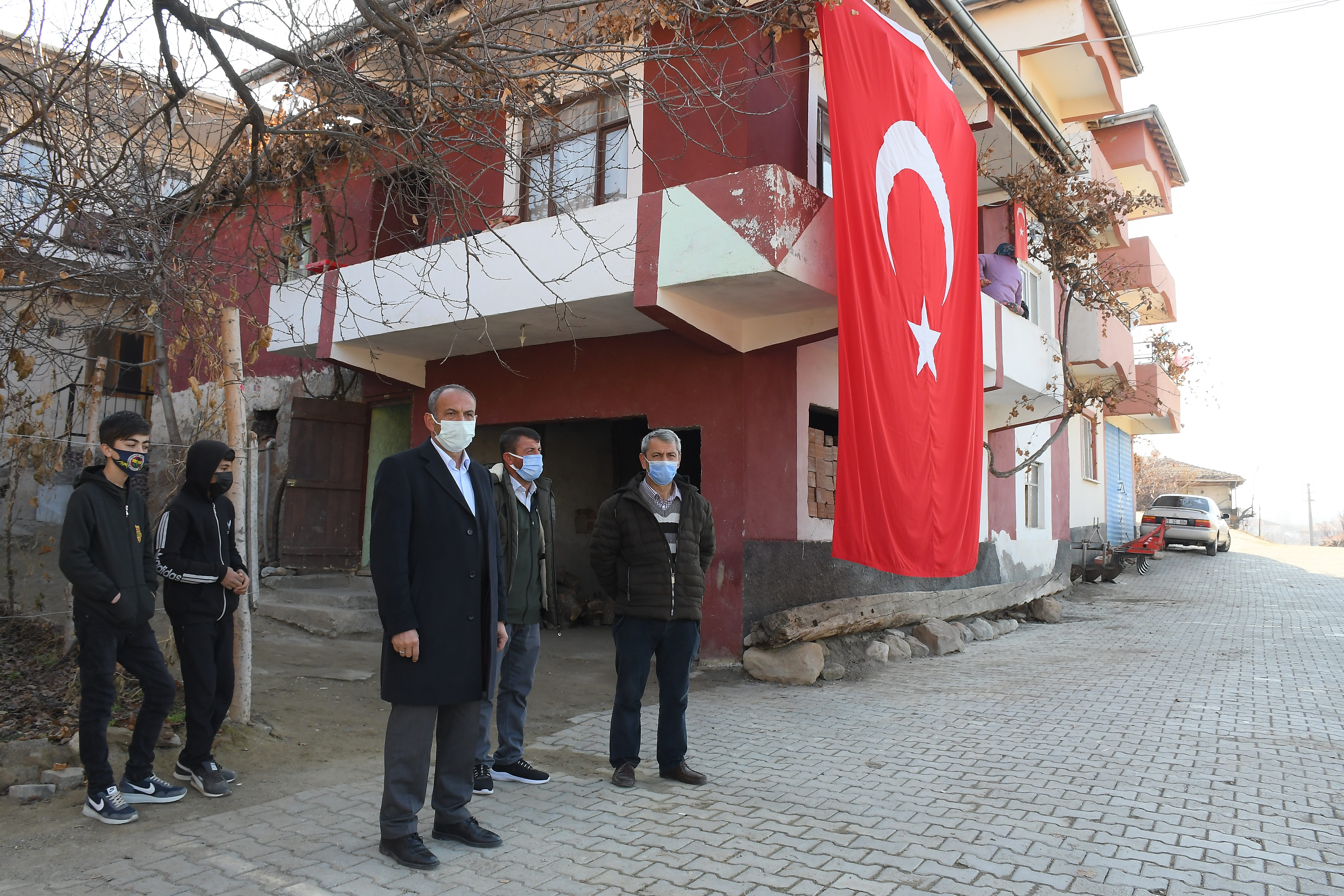 Somali'deki terör saldırısında yaşamını yitiren Türk işçilerin evlerine Türk bayrakları asıldı - Resim: 3