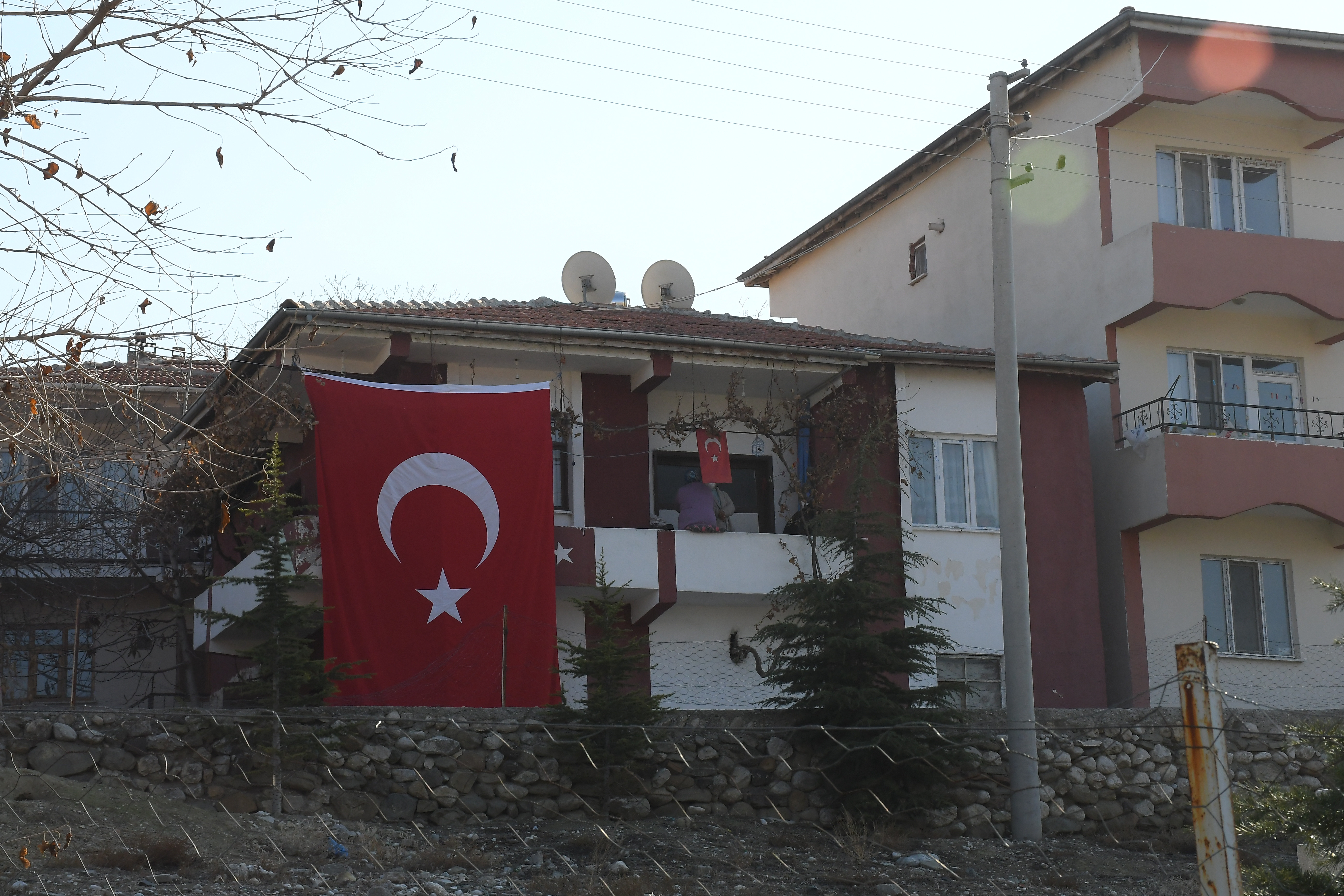 Somali'deki terör saldırısında yaşamını yitiren Türk işçilerin evlerine Türk bayrakları asıldı - Resim: 1