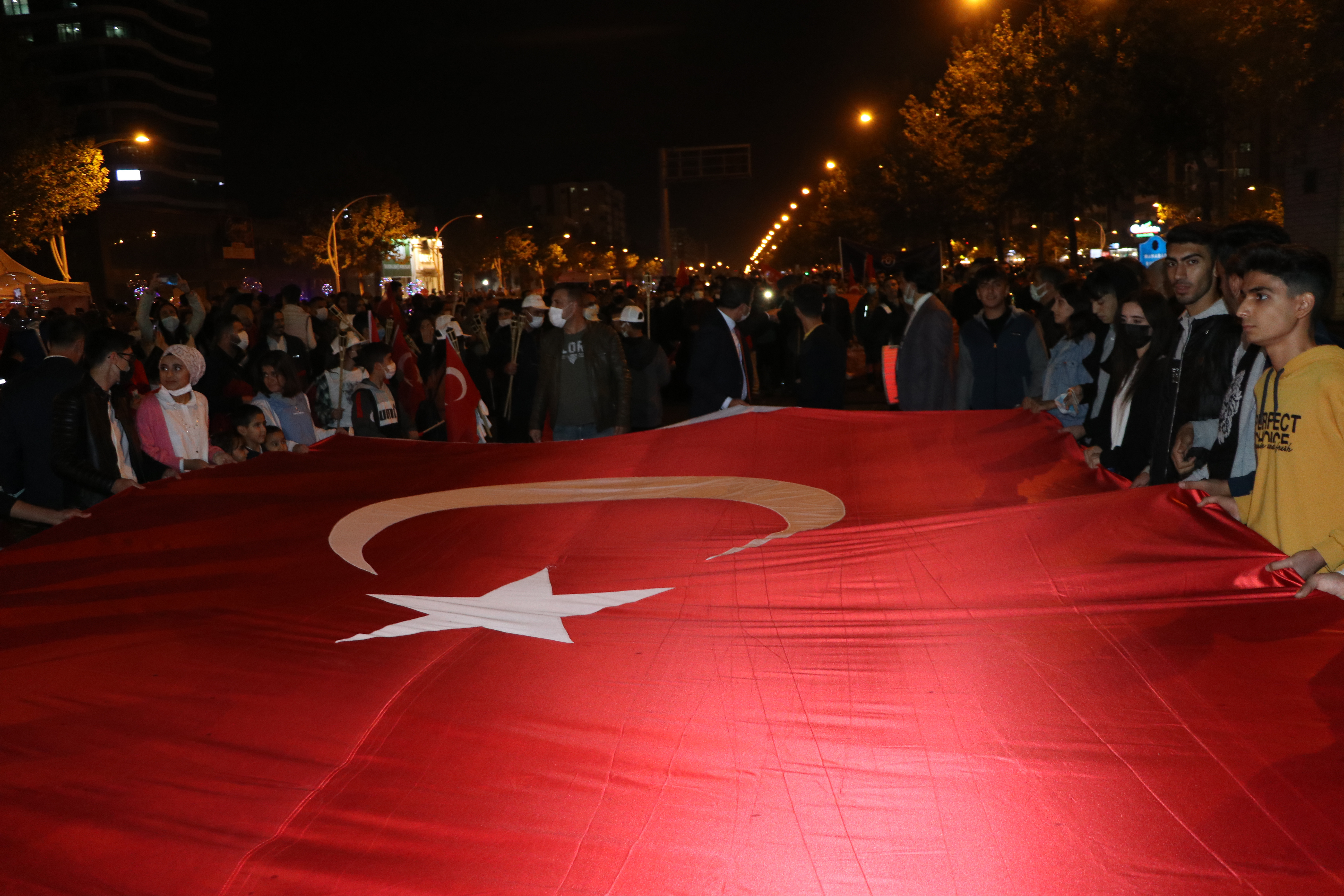 Diyarbakır'da Cumhuriyet Bayramı için fener alayı yapıldı - Resim: 1