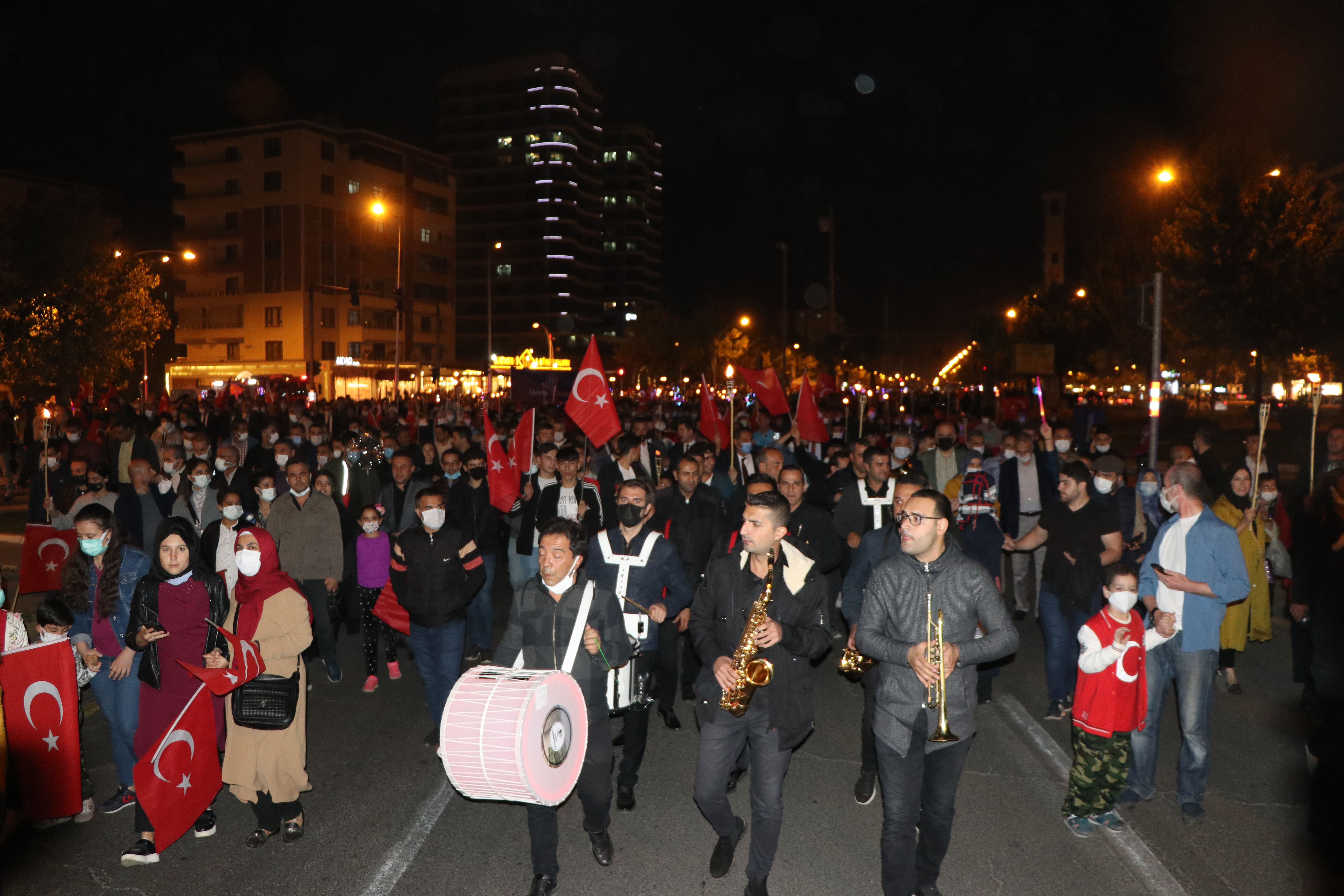 Diyarbakır'da Cumhuriyet Bayramı için fener alayı yapıldı - Resim: 2