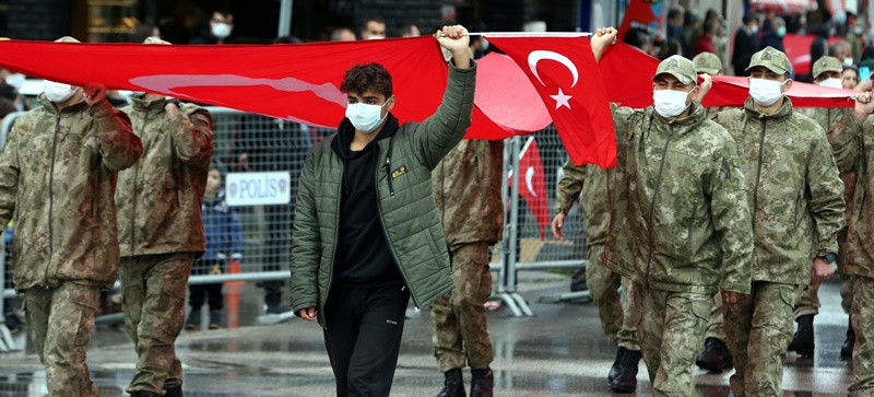 Meydanlar Al Bayraklarla donandı - Resim: 13