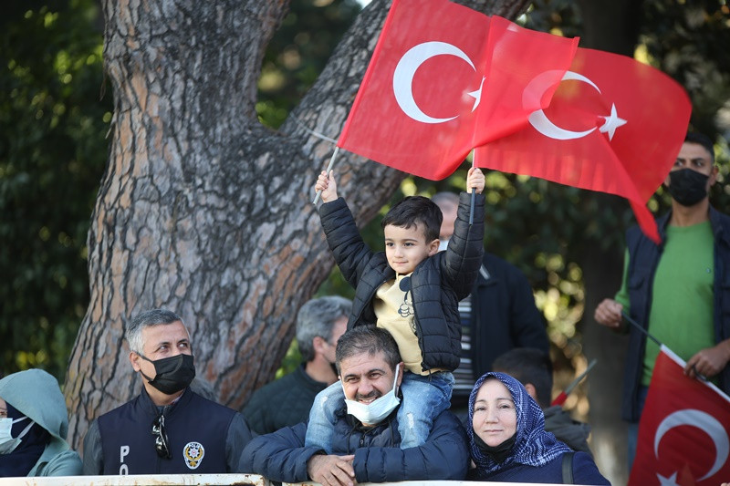 Meydanlar Al Bayraklarla donandı - Resim: 5