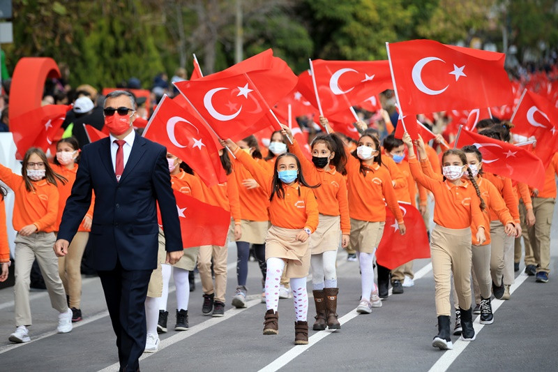 Meydanlar Al Bayraklarla donandı - Resim: 12