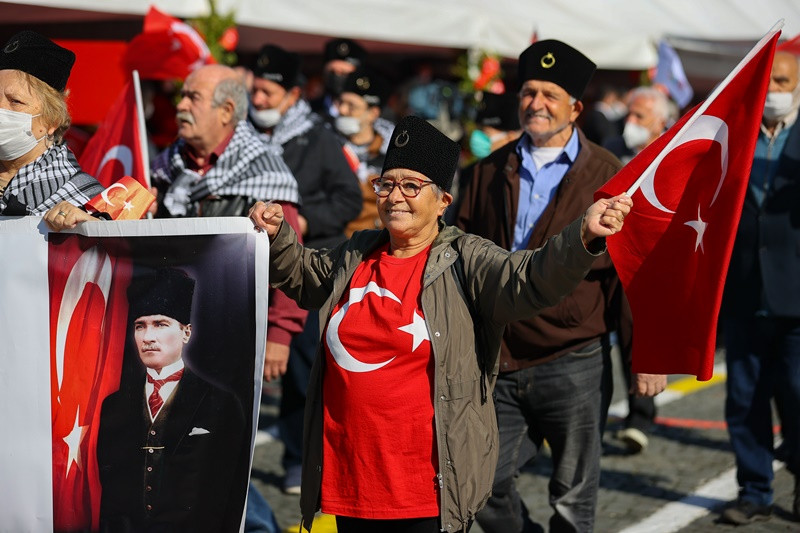 Meydanlar Al Bayraklarla donandı - Resim: 10