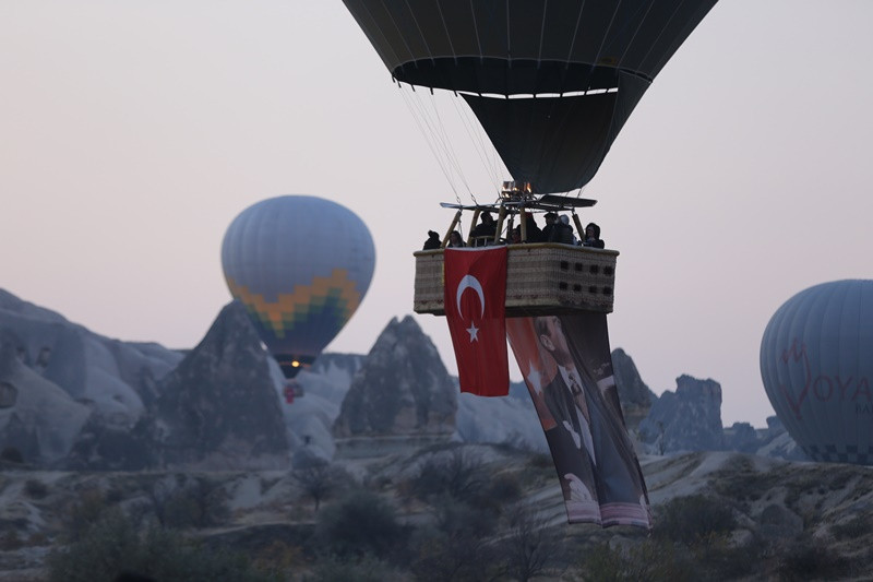 Meydanlar Al Bayraklarla donandı - Resim: 11