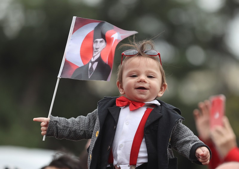 Meydanlar Al Bayraklarla donandı - Resim: 2