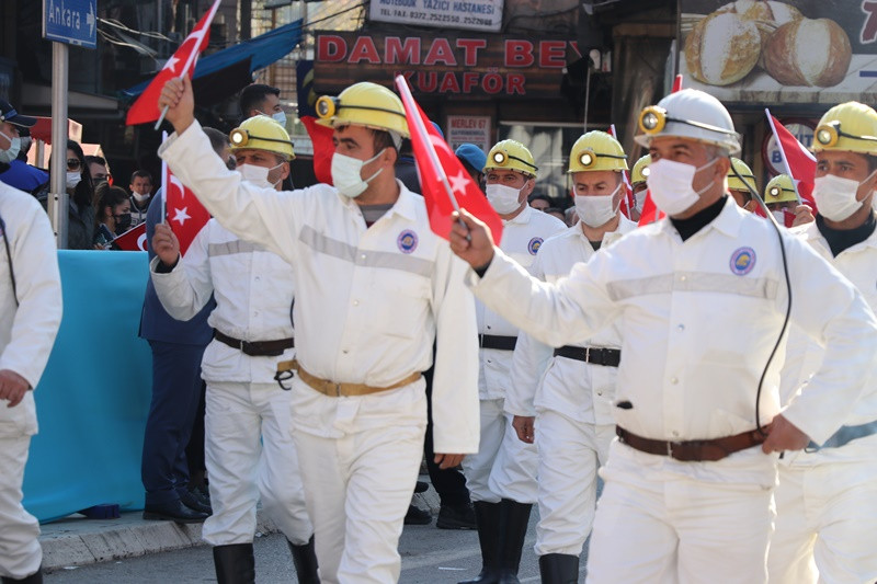 Meydanlar Al Bayraklarla donandı - Resim: 15