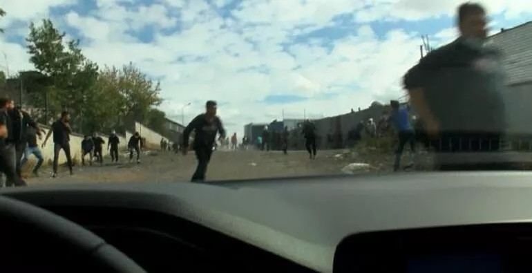 Ümraniye'de barakalar ateşe verildi, polis taşlandı! - Resim: 1