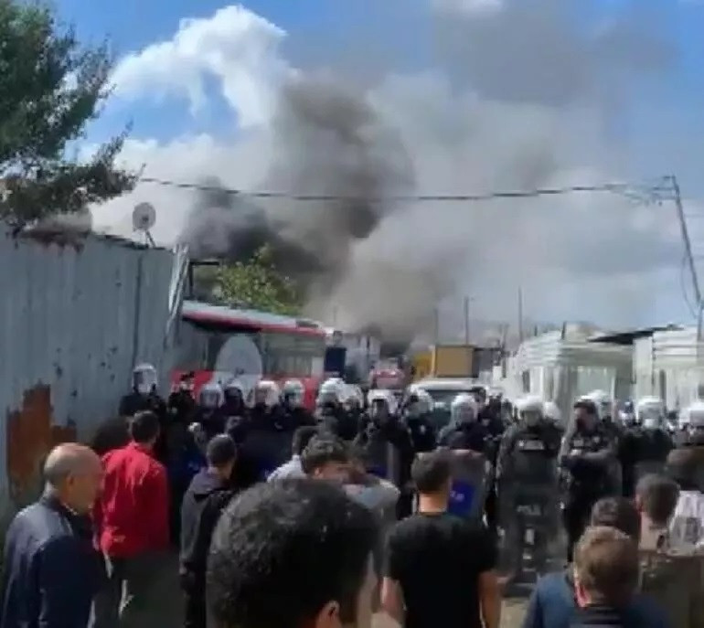 Ümraniye'de barakalar ateşe verildi, polis taşlandı! - Resim: 2