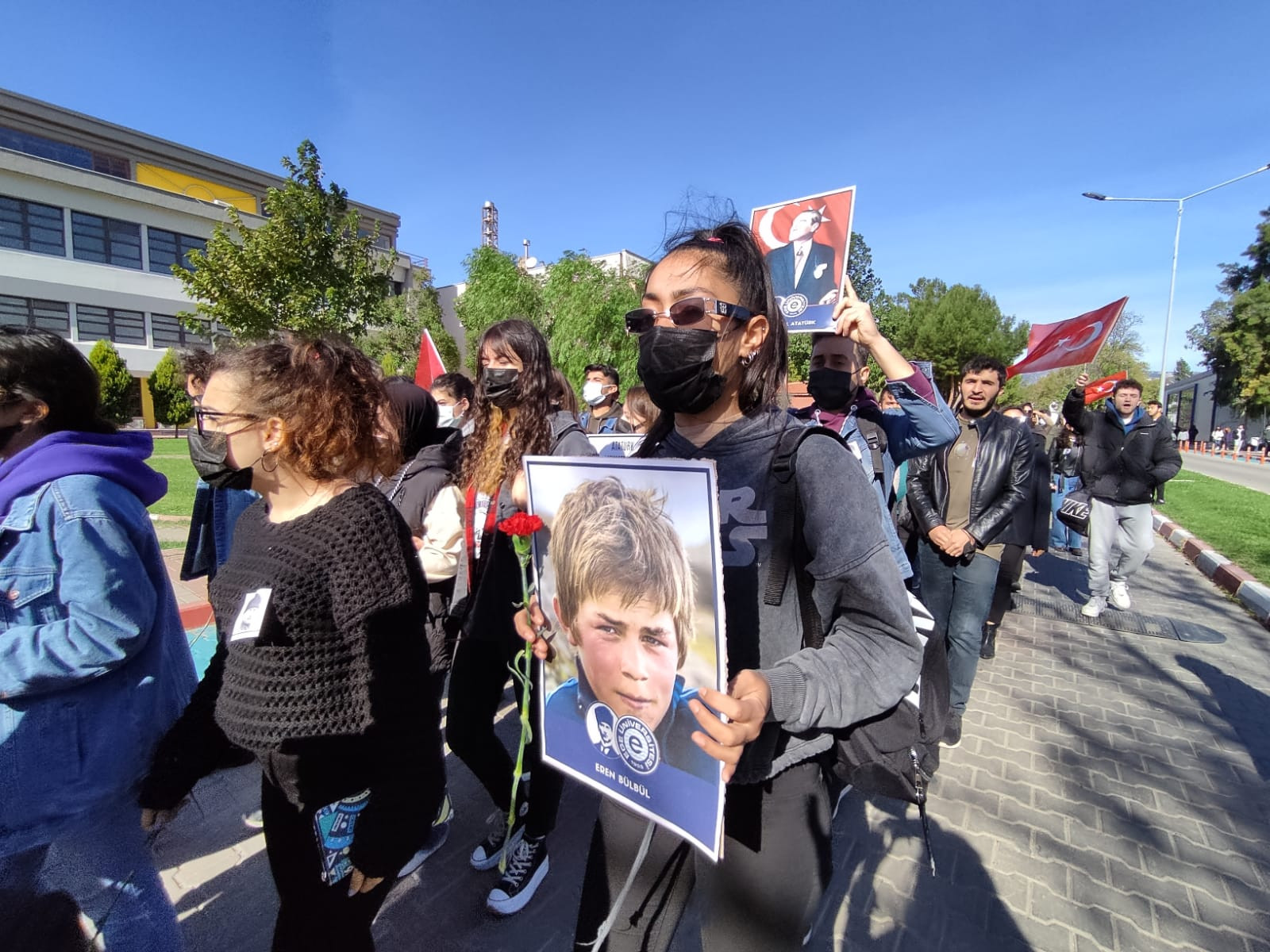 Ege Üniversitesi'nde 80 topluluktan 10 Kasım Ata'ya Saygı Yürüyüşü - Resim: 1