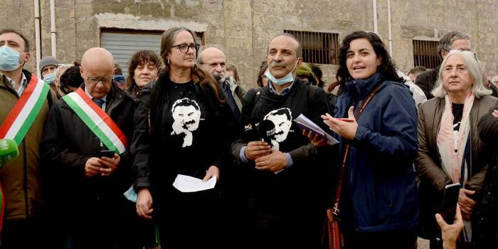 İtalya’da PKK paneli: Öcalan posteri asıldı, belediye başkanı plaket verdi - Resim: 1
