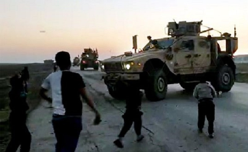 Suriye halkı ABD/YPG konvoyunu köylerinden kovdu - Resim: 1