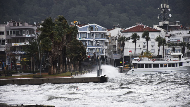 Marmaris'te fırtına: İki tekne karaya oturdu - Resim: 1