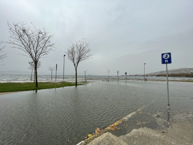 Kocaeli'de deniz taştı, otopark su içinde kaldı - Resim: 1