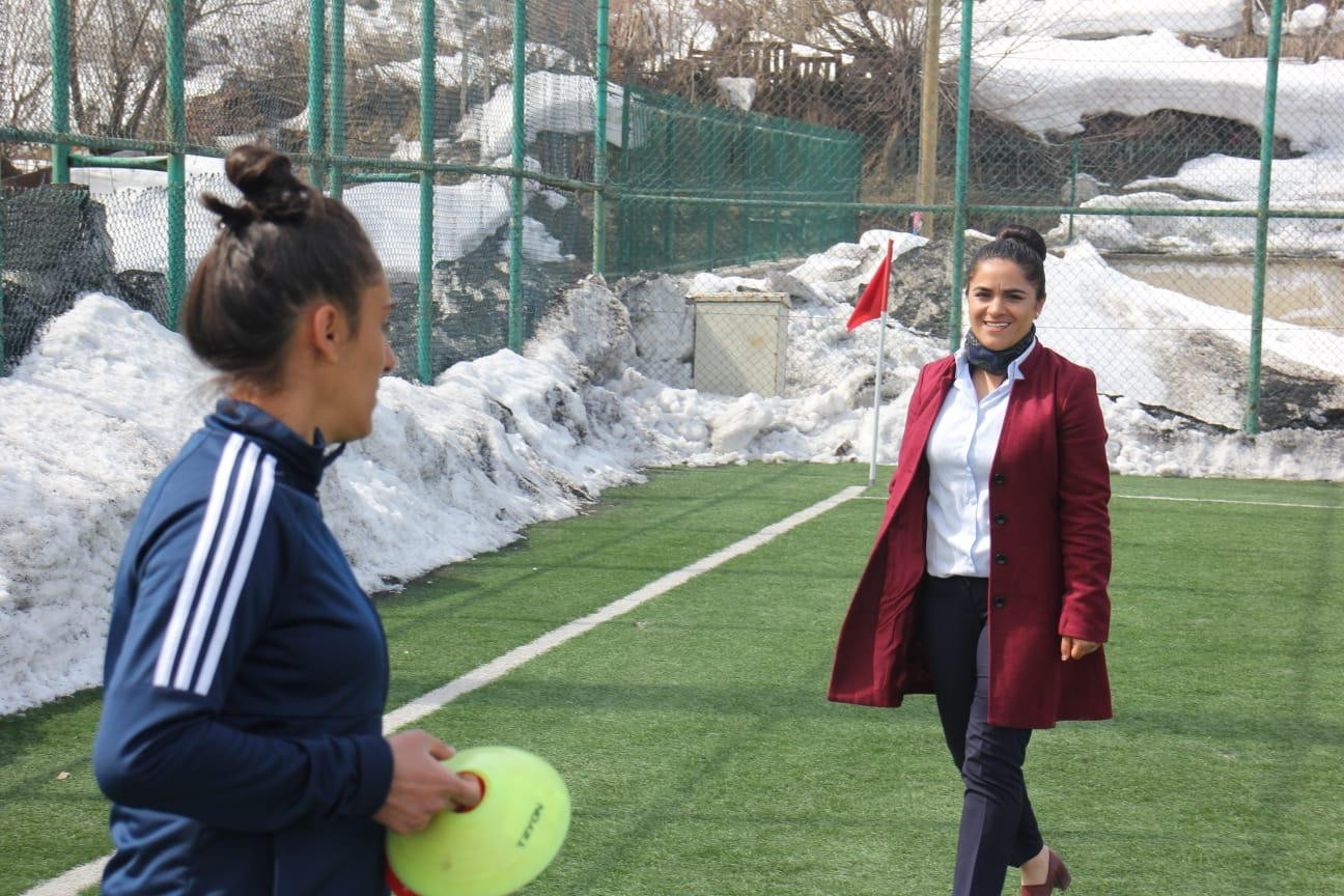 Hakkarigücü’nün futbolcu kızları: Bize gidin bulaşık yıkayın derlerdi - Resim: 1