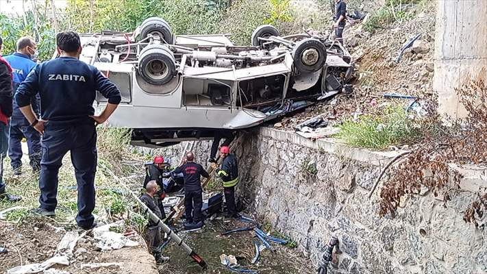 Kocaeli'de öğrenci servisi dere yatağına devrildi - Resim: 2