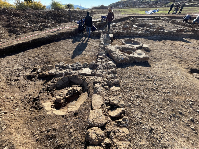 Adıyaman'daki kazılarda 1600 yıllık dokuma atölyesi bulundu - Resim: 1