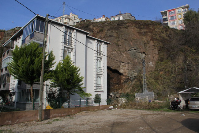 Sinop'ta heyelan: 3 katlı apartman boşaltıldı - Resim: 1
