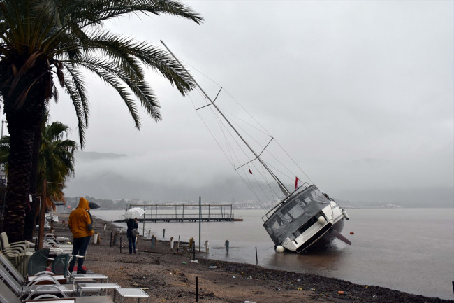 Marmaris'te sağanak: Ev ve iş yerlerini su bastı - Resim: 2