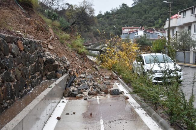 Marmaris'te sağanak: Ev ve iş yerlerini su bastı - Resim: 1