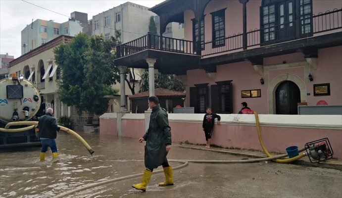 Sağanak nedeniyle ev ve iş yerleri su altında kaldı - Resim: 4