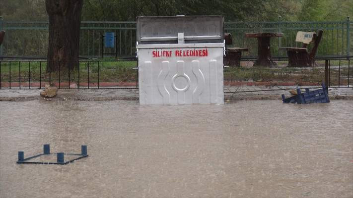 Sağanak nedeniyle ev ve iş yerleri su altında kaldı - Resim: 3