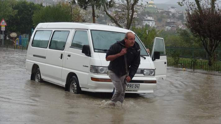 Sağanak nedeniyle ev ve iş yerleri su altında kaldı - Resim: 5