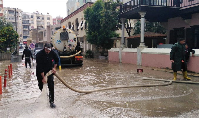 Sağanak nedeniyle ev ve iş yerleri su altında kaldı - Resim: 1