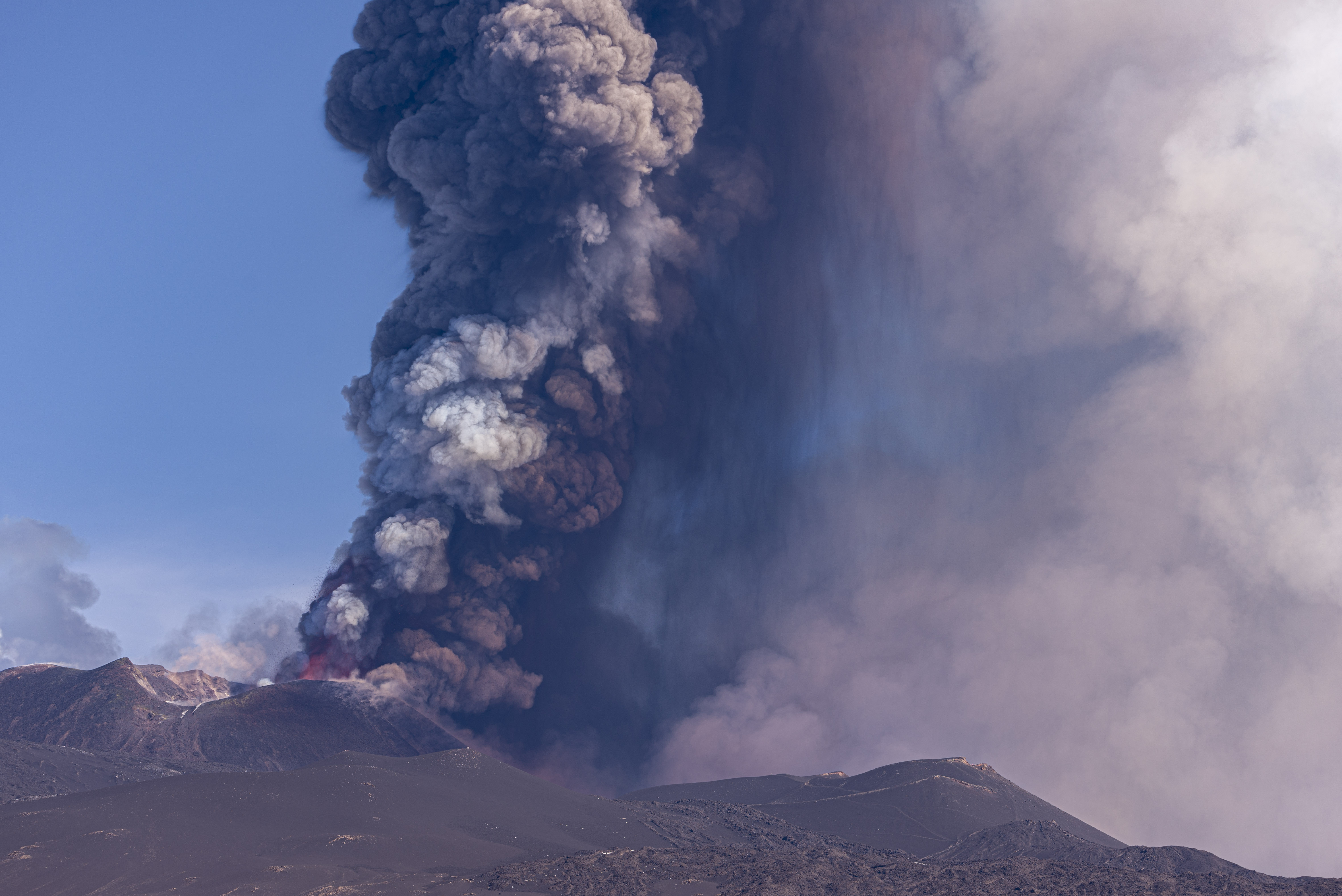 İtalya'da Etna yanardağı faaliyete geçti - Resim: 1