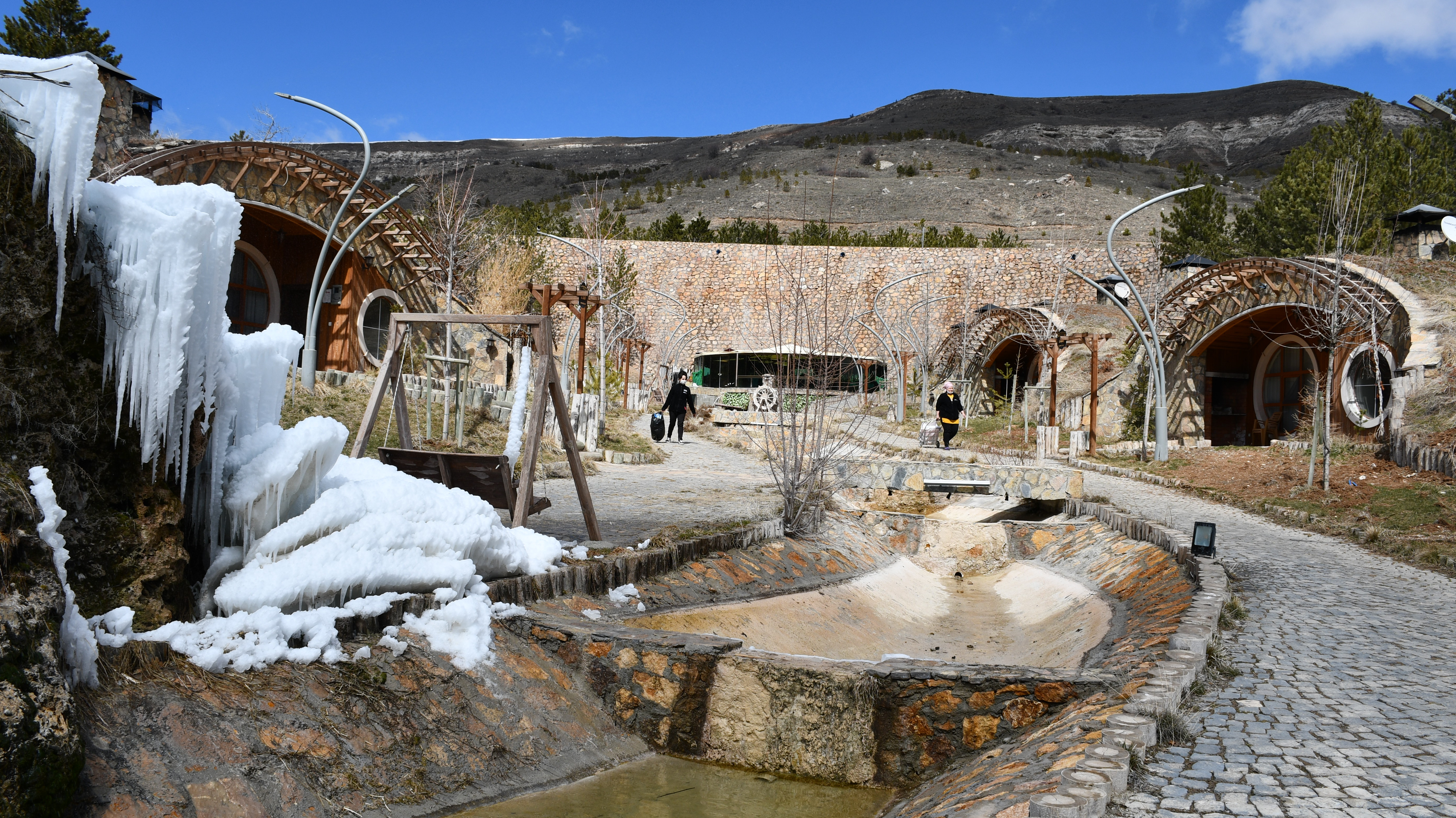 Sivas'taki 'Hobbit Evleri'nde kış ve baharın güzellikleri bir arada yaşanıyor - Resim: 1