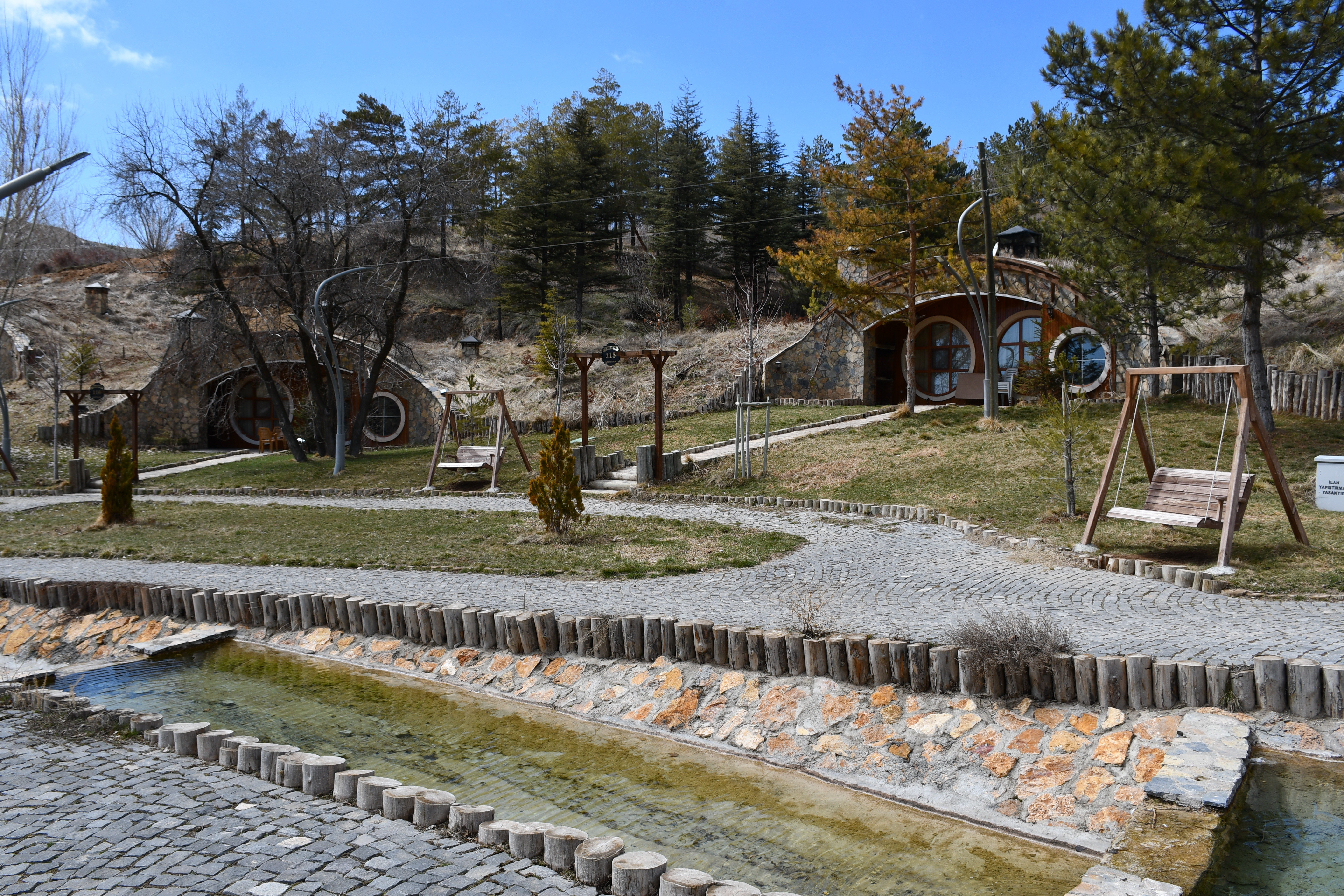 Sivas'taki 'Hobbit Evleri'nde kış ve baharın güzellikleri bir arada yaşanıyor - Resim: 2