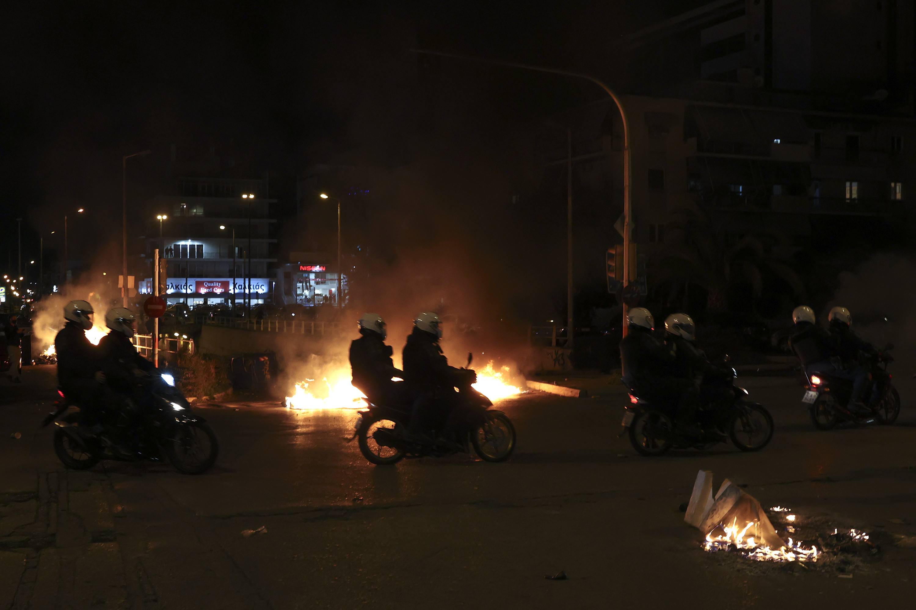 Yunanistan'da polis şiddetini protesto eden göstericiler polisle çatıştı - Resim: 1