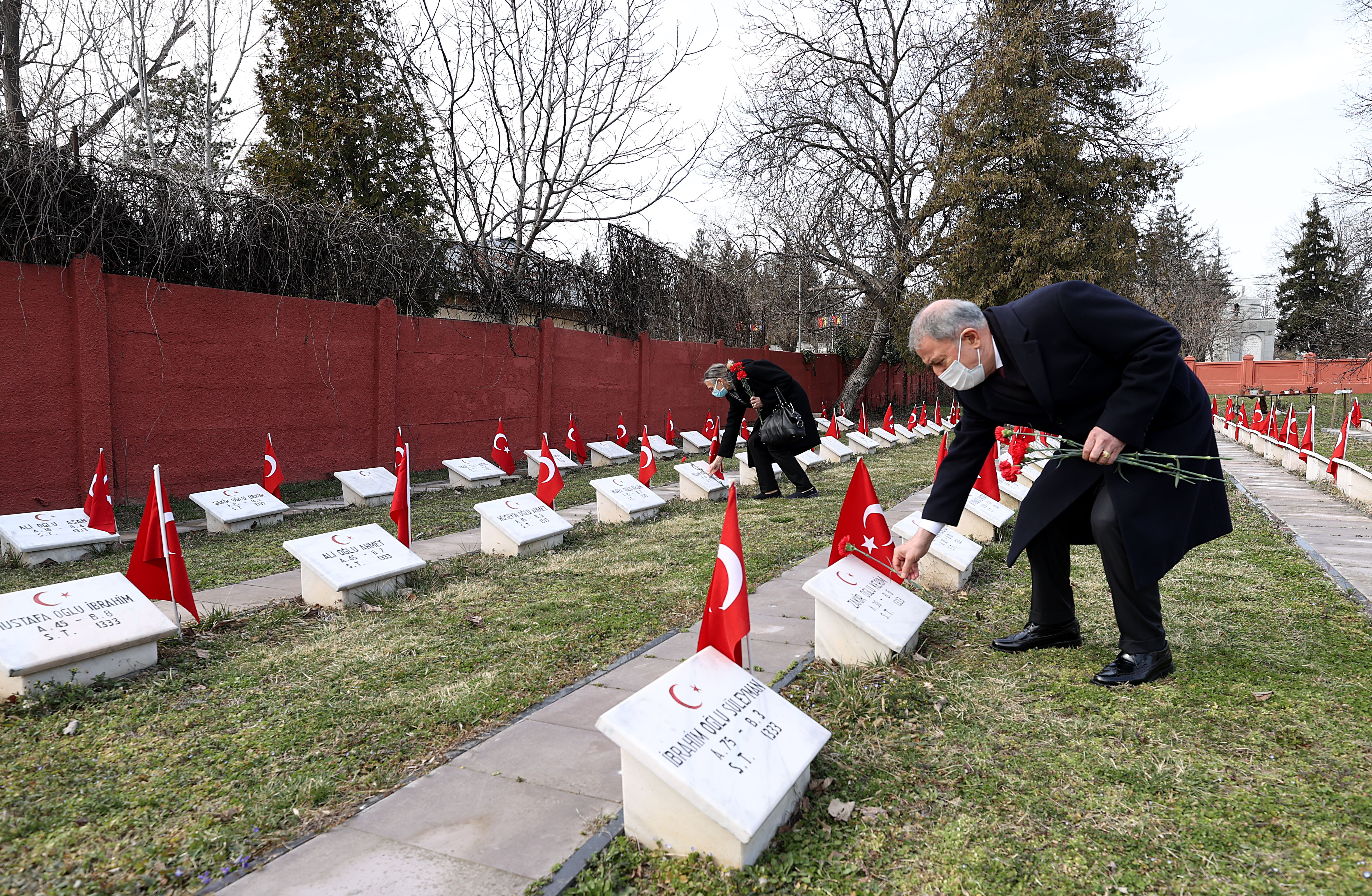 Milli Savunma Bakanı Akar, Bükreş Türk Şehitliği'ni ziyaret etti - Resim: 1