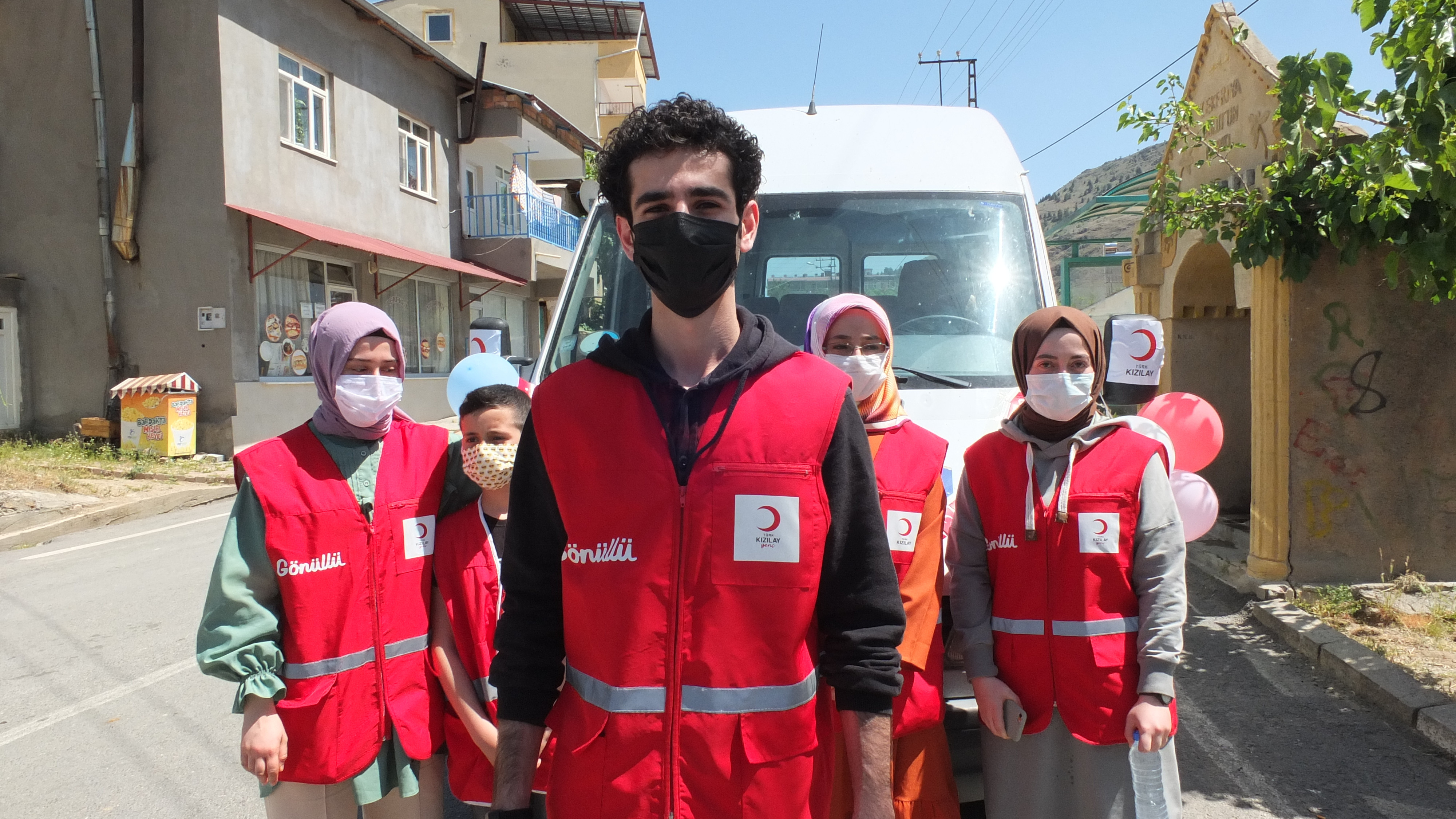 Elazığ'da Kızılay ekipleri çocuklara bayram harçlığı ve hediye dağıttı - Resim: 1