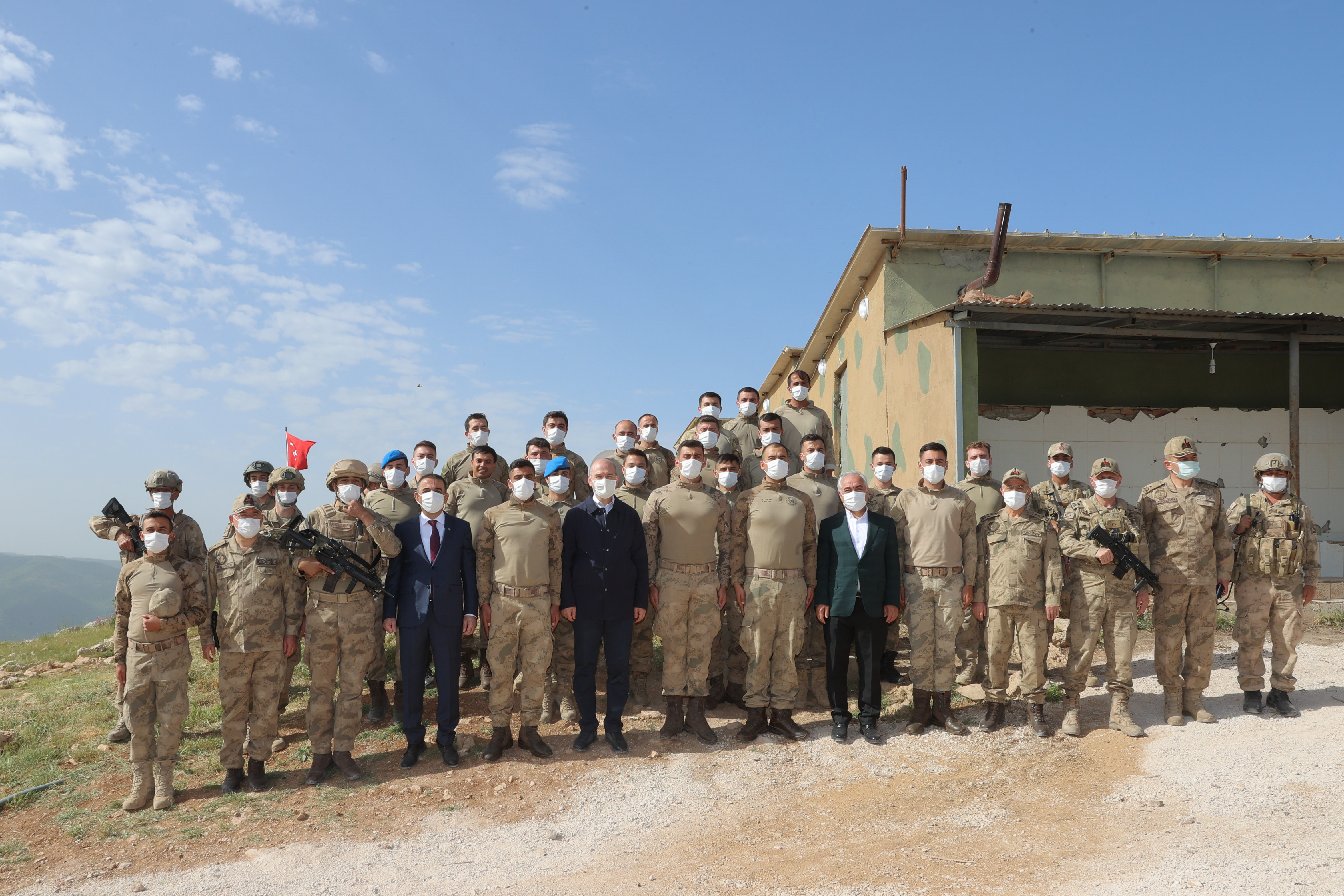 İçişleri Bakanı Soylu, Gabar Dağı'ndaki Akrep Üs Bölgesi'nde askerlerle bayramlaştı - Resim: 1