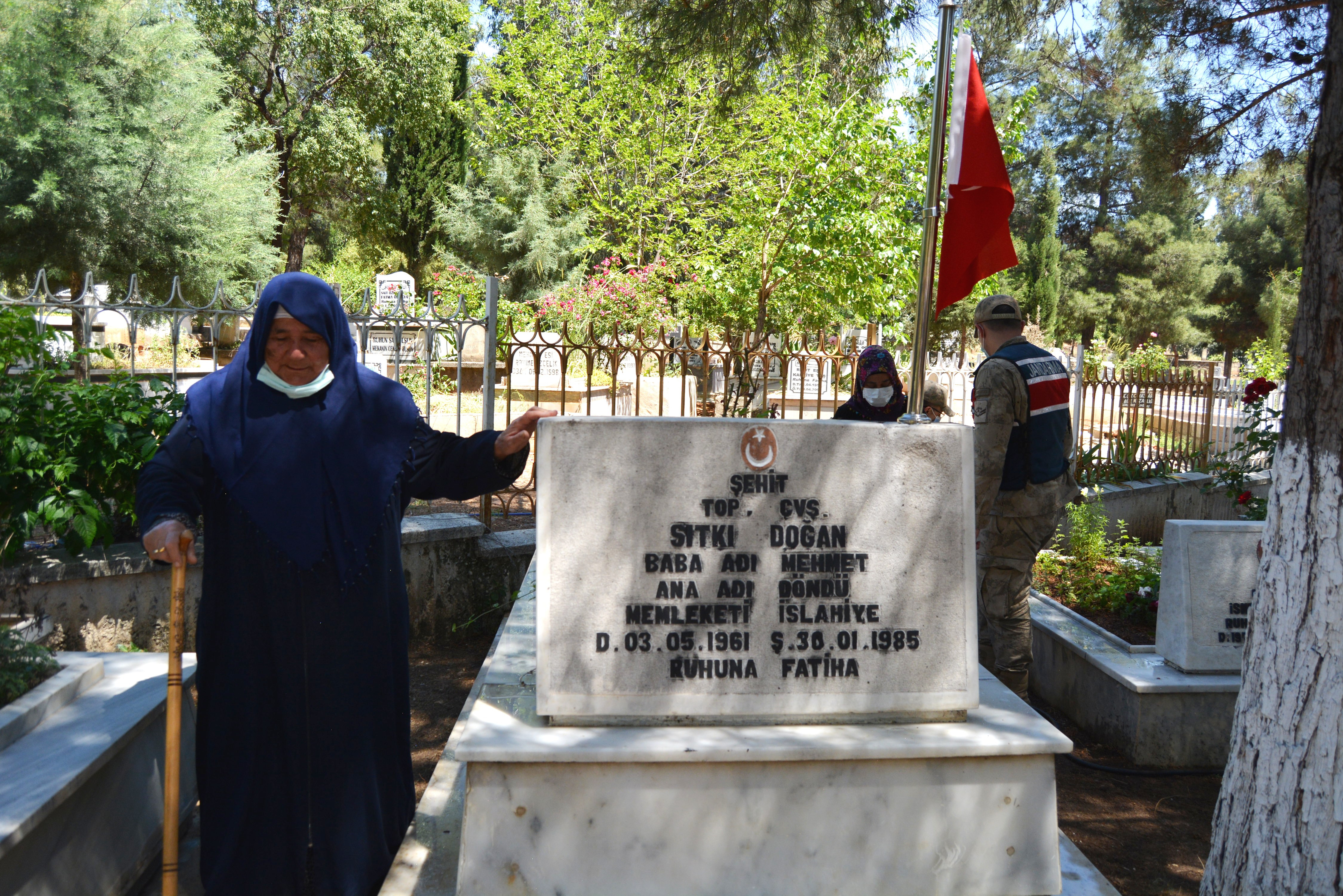 Mehmetçik, Gaziantepli şehit annesini oğlunun sembolik mezarına götürdü - Resim: 2