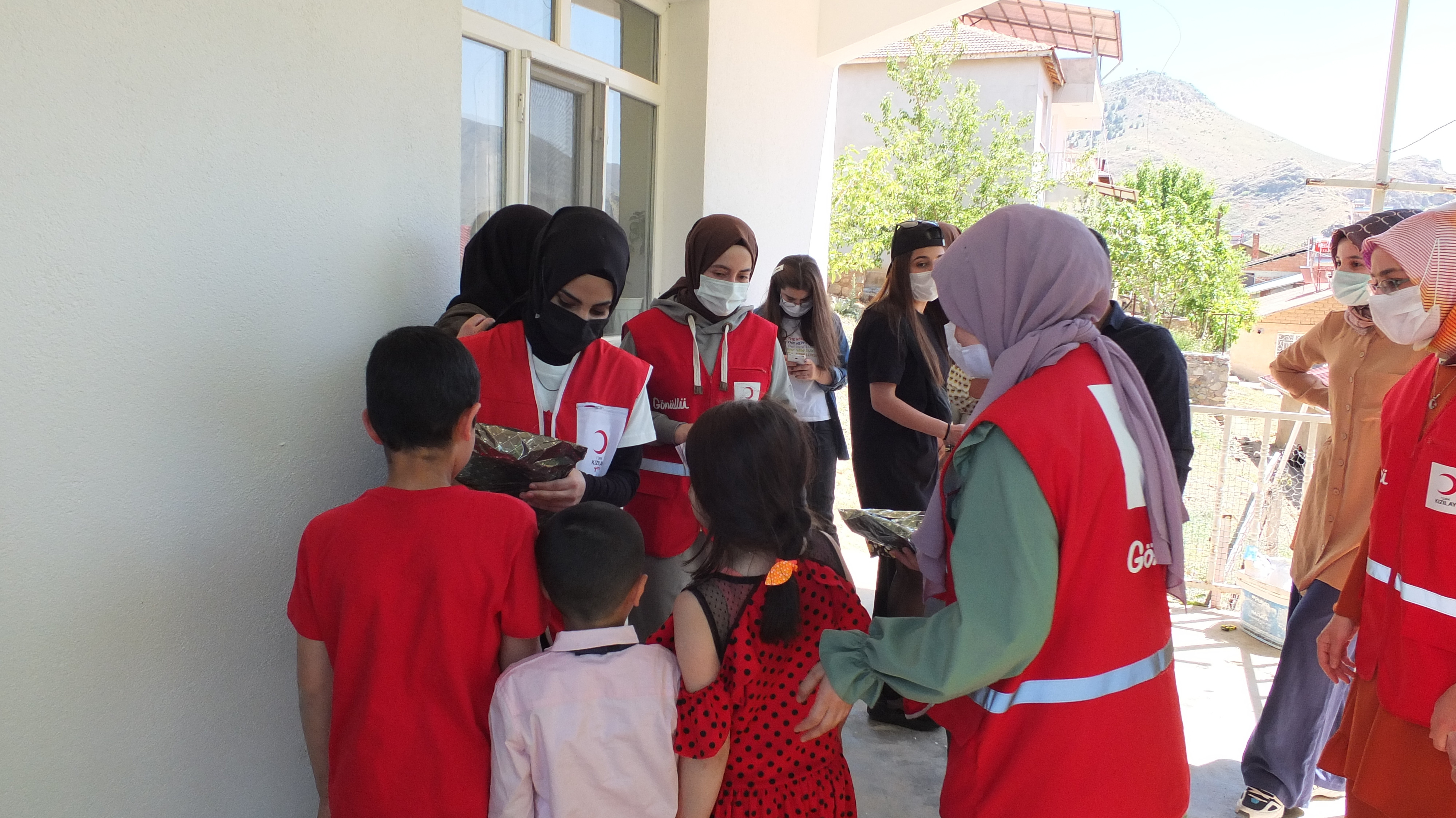 Elazığ'da Kızılay ekipleri çocuklara bayram harçlığı ve hediye dağıttı - Resim: 2