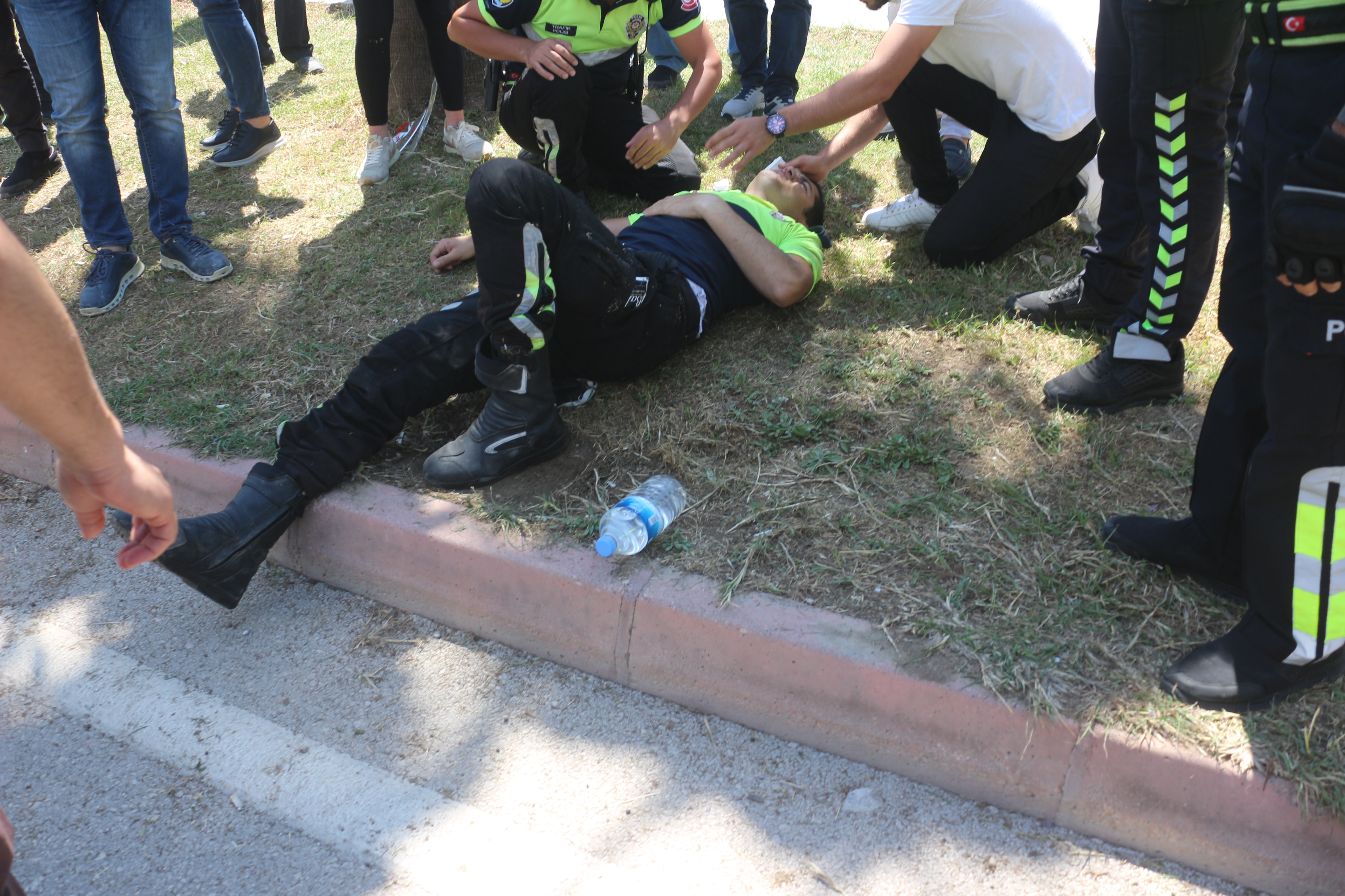 Adana'da polis motosikleti ile bisiklet çarpıştı: 2 yaralı - Resim: 1