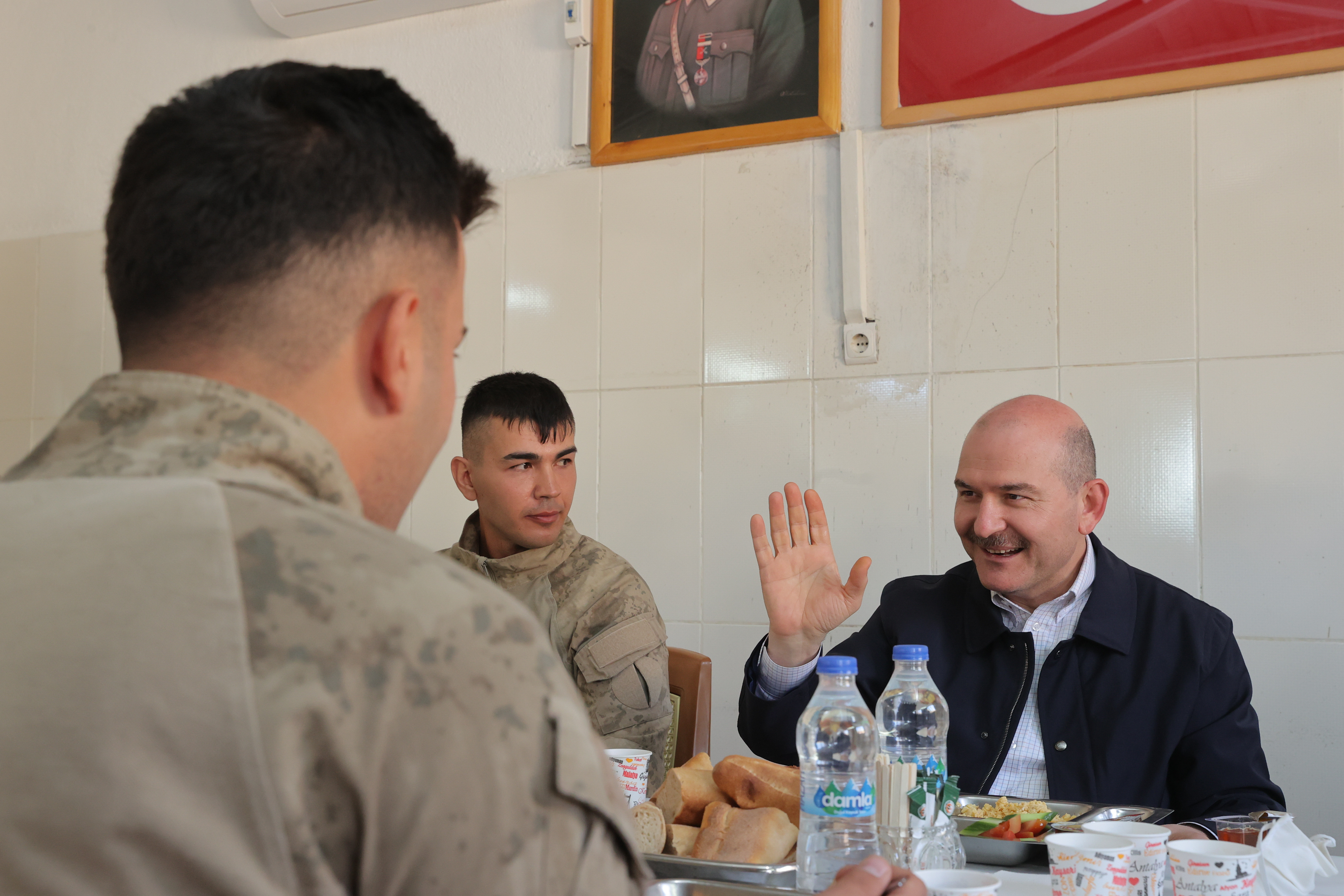 İçişleri Bakanı Soylu, Gabar Dağı'ndaki Akrep Üs Bölgesi'nde askerlerle bayramlaştı - Resim: 3