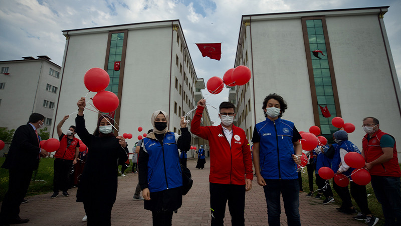 Düzce'de üniversite öğrencileri gökyüzüne 102 Türk bayraklı balon bıraktı - Resim: 2