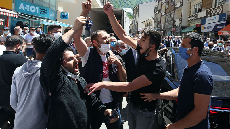 Vatandaşlar Akşener'i protesto ediyor - Resim: 1