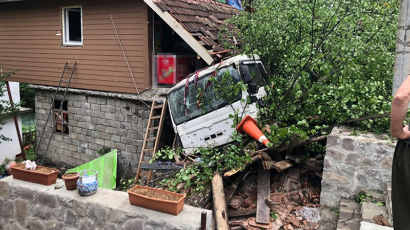 Rize'de beton mikseri marketin üzerine yuvarlandı - Resim: 1